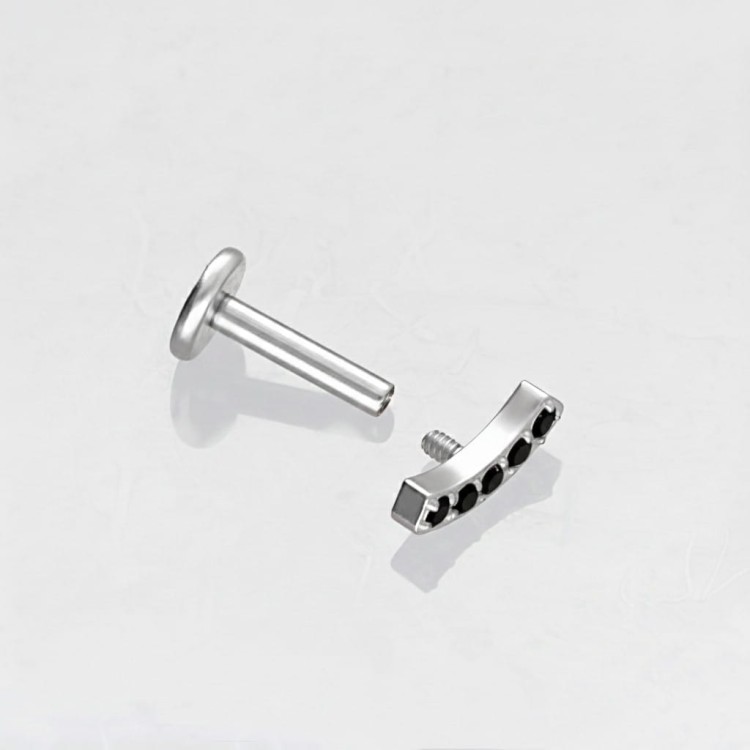 Tytanowy labret z łukiem z czarnych kryształków.jpg