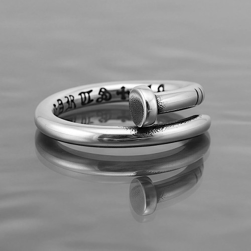 Stalowy pierścionek w formie gwoździa.jpg