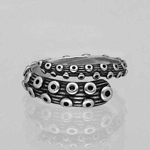 Oksydowana obrączka z motywem macki ośmiornicy.jpg