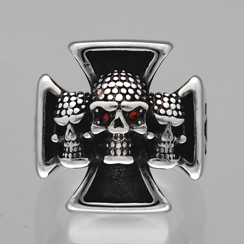 Oksydowany sygnet krzyż maltański z czaszkami.jpg