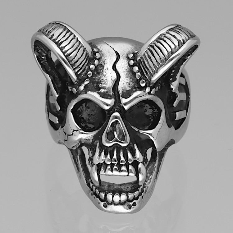 Srebrny pierścień CZASZKA Z ROGAMI.jpg