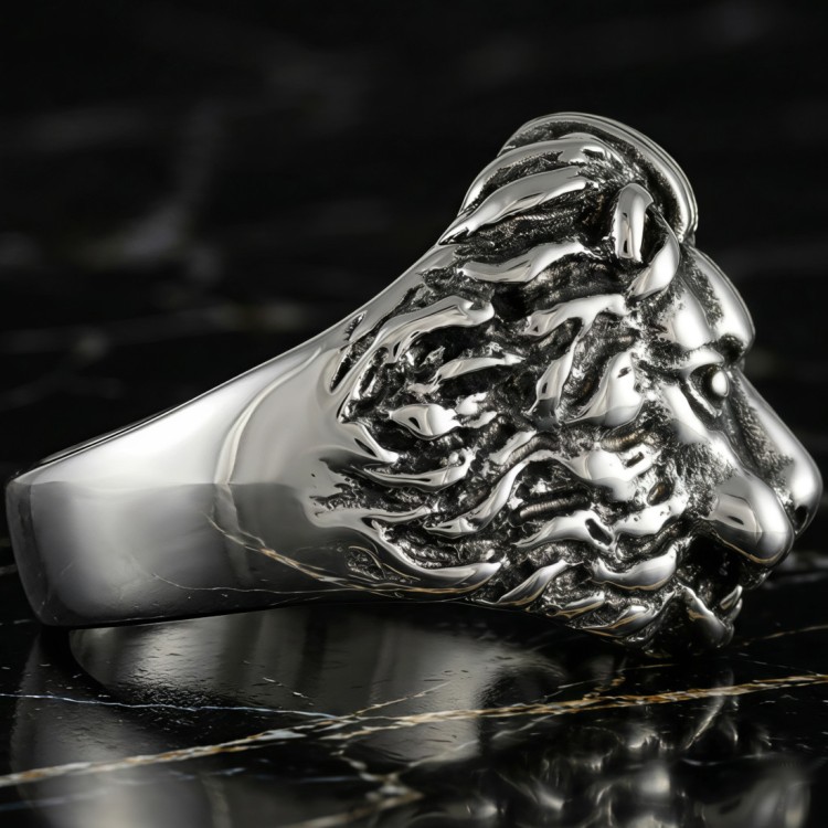 Srebrny sygnet stalowy z głową lwa