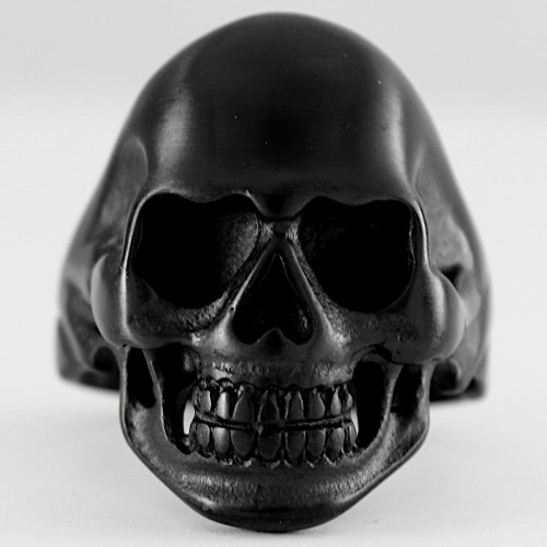 Czarny sygnet stalowy z motywem czaszki.jpg