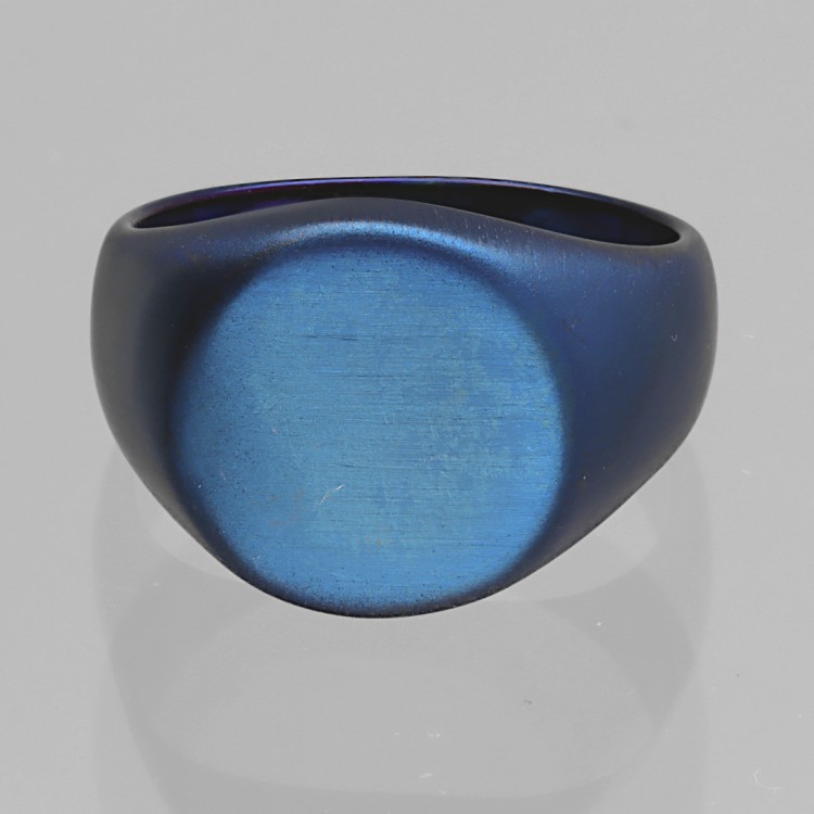 Niebieski matowy sygnet stalowy z okrągłym frontem.jpg