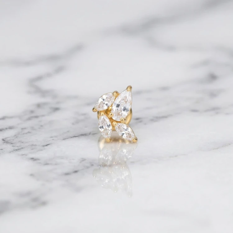 Labret tytanowy z czterema cyrkoniami Crystal o szlifie markizy.jpg