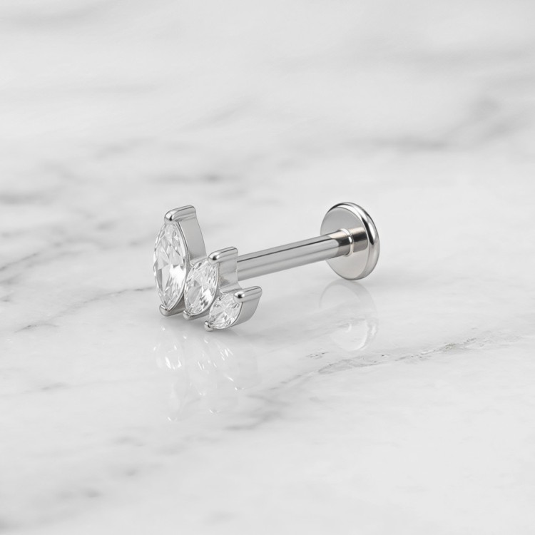 Tytanowy labret z trzema cyrkoniami marquise.jpg