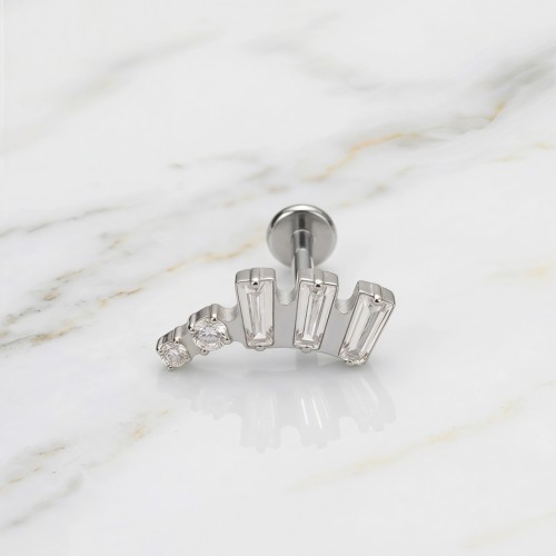 Labret tytanowy z kryształkami o szlifie bagietkowym.jpg