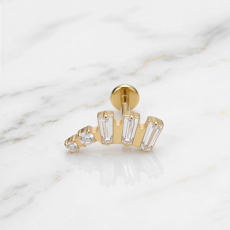 Złoty labret tytanowy z kryształkami o szlifie bagietkowym.jpg