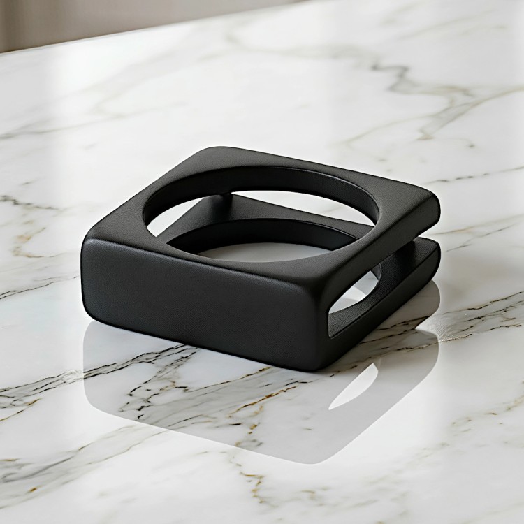 Czarna kwadratowa minimalistyczna obrączka ze stali z matowym wykończeniem.jpg