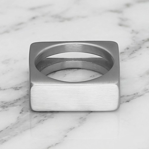 Kwadratowa nowoczesna minimalistyczna obrączka ze stali z matowym wykończeniem.jpg