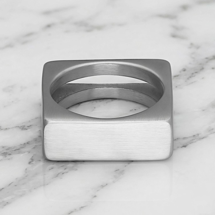 Kwadratowa nowoczesna minimalistyczna obrączka ze stali z matowym wykończeniem.jpg