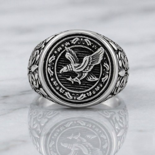 Sygnet stalowy z orłem i ornamentami.jpg