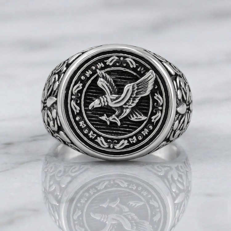 Sygnet stalowy z orłem i ornamentami.jpg