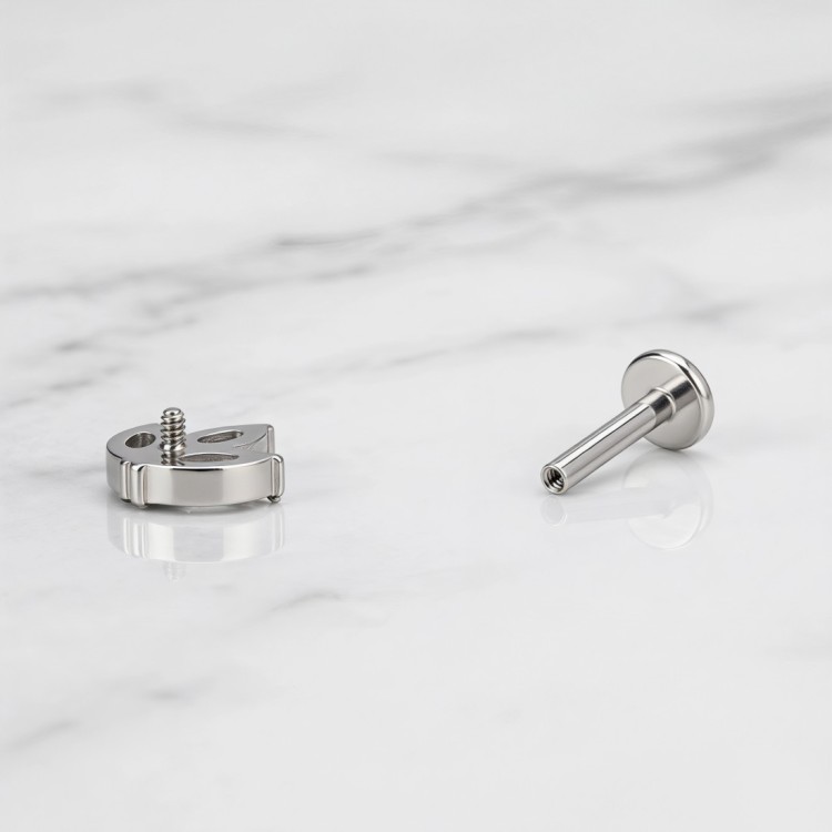 Labret tytanowy z trzech cyrkonii o szlifie markiza .jpg