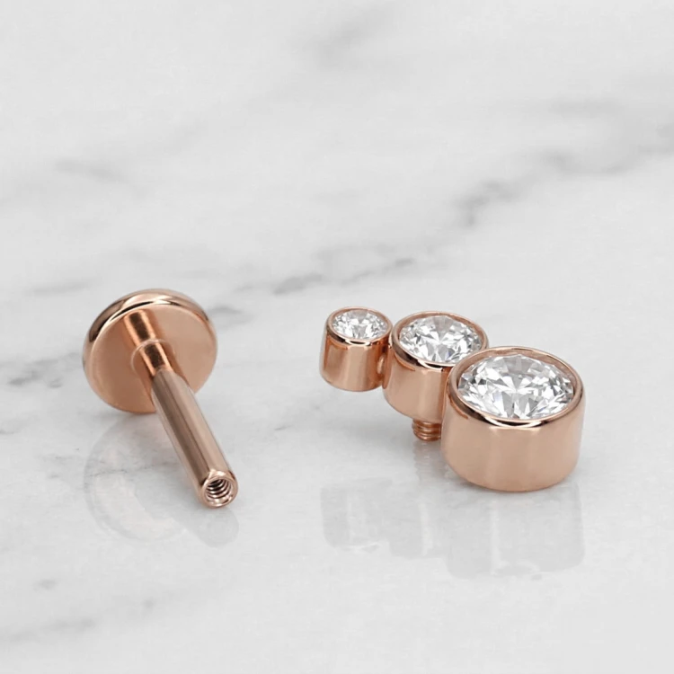 Labret tytanowy rose gold z trzema cyrkoniami Crystal.jpg