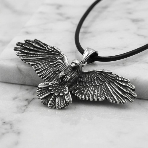 Zawieszka ze stali w kształcie kruka z rozłożonymi skrzydłami