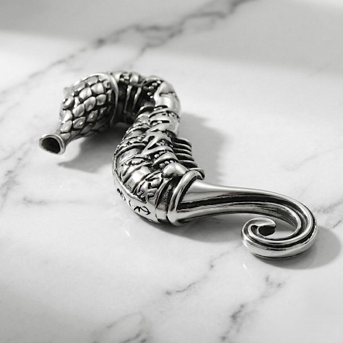 Zawieszka stalowa w kształcie konika morskiego z fakturowaną powierzchnią