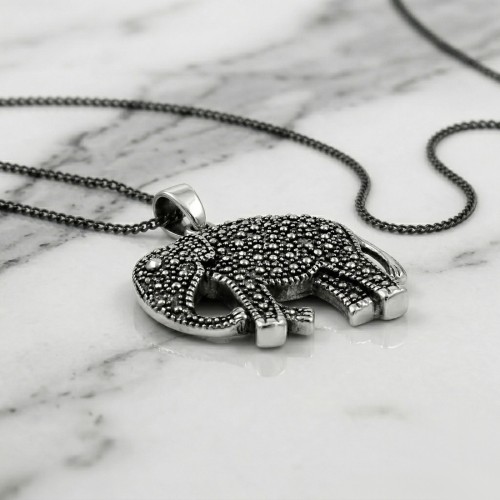 Stalowy wisiorek w kształcie słonia z fakturowaną powierzchnią