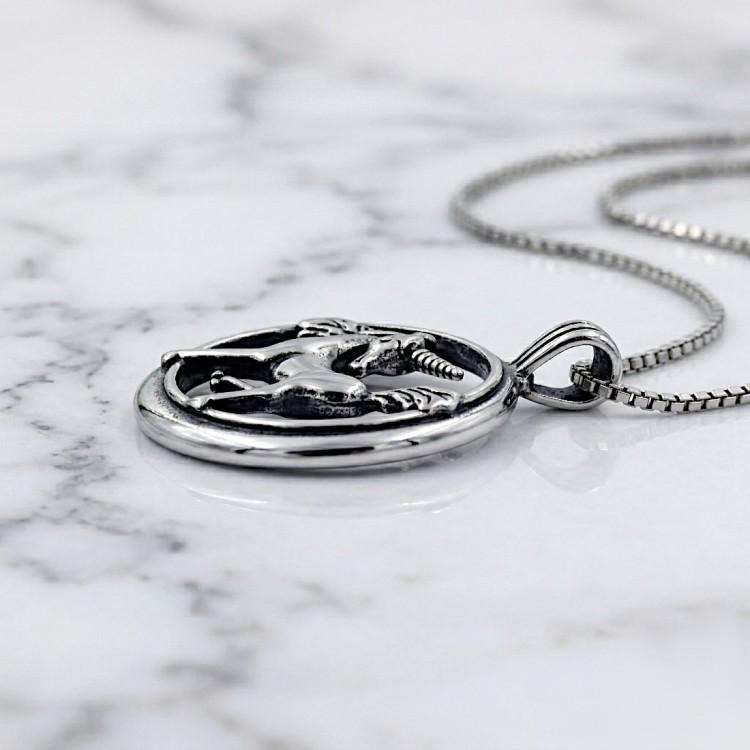 Zawieszka stalowa okrągły medalion z jednorożcem.jpg