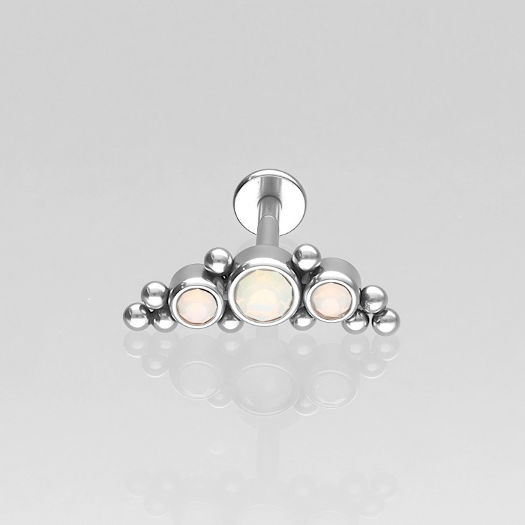 Ozdobny labret stalowy z trzema opalitami w łuku.jpg