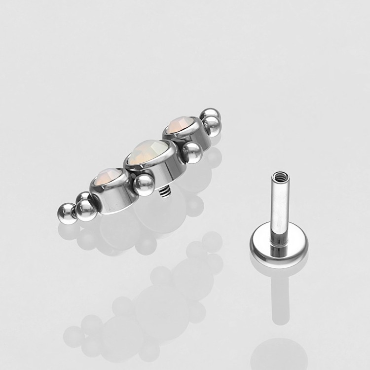 Ozdobny labret stalowy z trzema opalitami w łuku.jpg