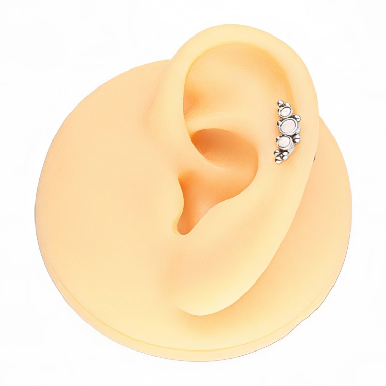 Ozdobny labret stalowy z trzema opalitami w łuku.jpg