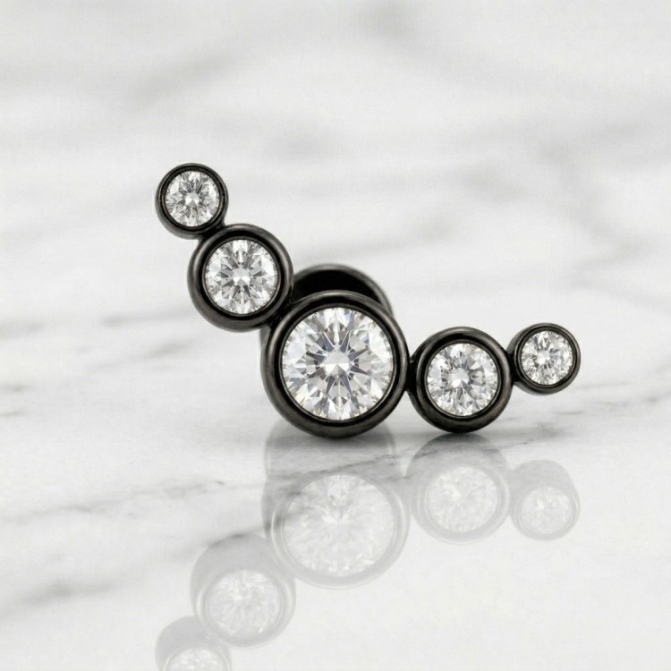 Czarny labret ze stali szlachetnej z łukiem pięciu cyrkonii.jpg