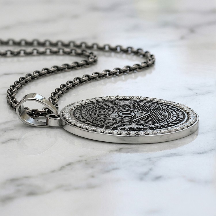 Stalowy medalion z symbolem oka opatrzności i cyrkoniami.jpg