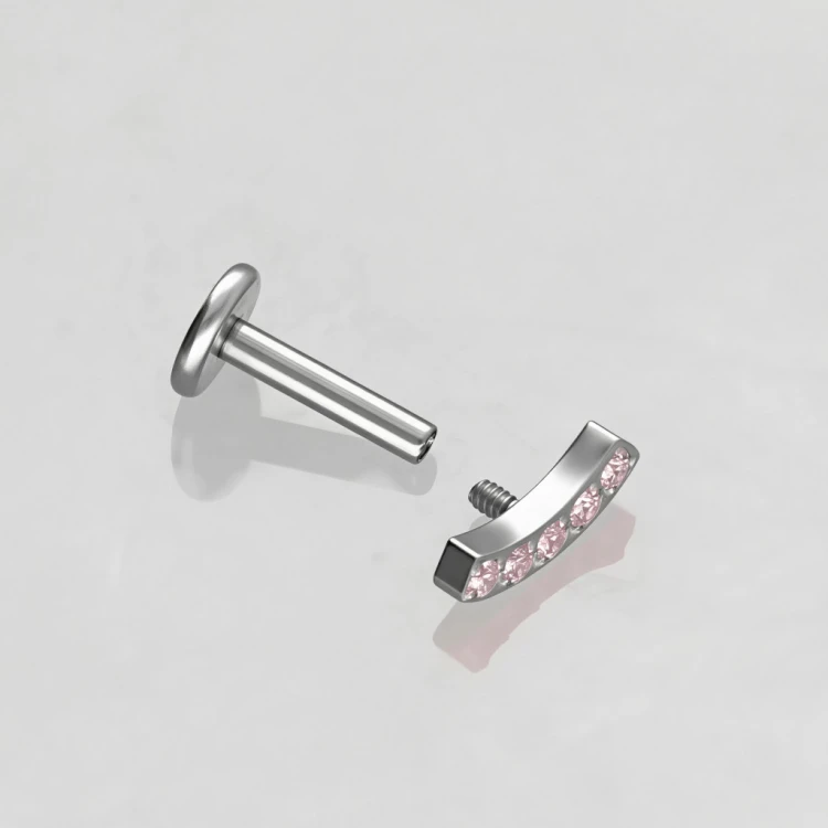 Labret tytanowy z łukiem z różowych kryształków.jpg
