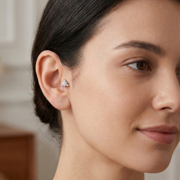 Labret ze stali szlachetnej TRÓJKĄT z 4 cyrkonii.jpg