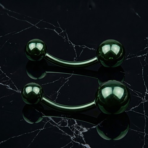 Szmaragdowy kolczyk tytanowy do pępka z dwiema kulkami.jpg