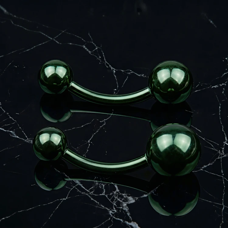 Szmaragdowy kolczyk tytanowy do pępka z dwiema kulkami.jpg