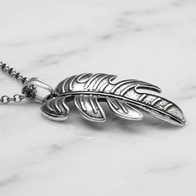 Stalowa zawieszka w kształcie liścia monstery