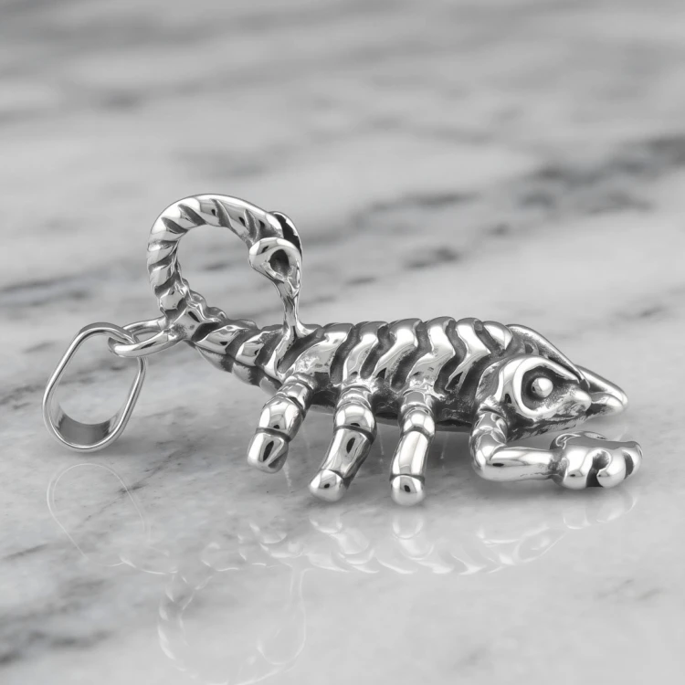 Zawieszka ze stali w kształcie skorpiona