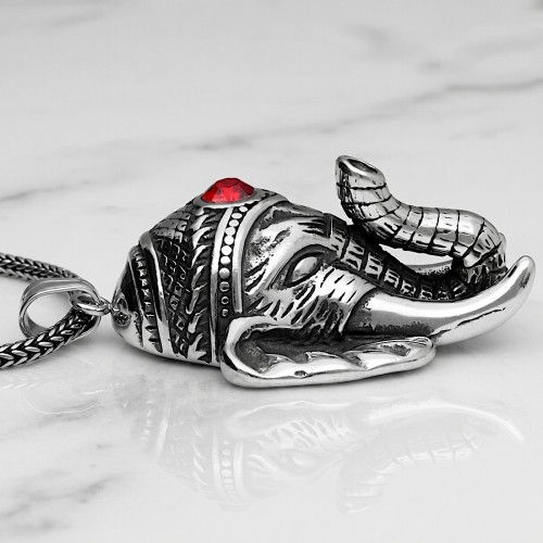 Orientalny stalowy wisior w formie głowy słonia z rubinowym oczkiem