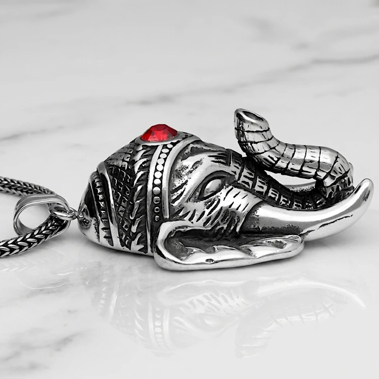Orientalny stalowy wisior w formie głowy słonia z rubinowym oczkiem