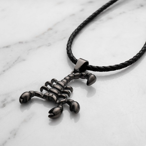 Czarna zawieszka stalowa w kształcie skorpiona