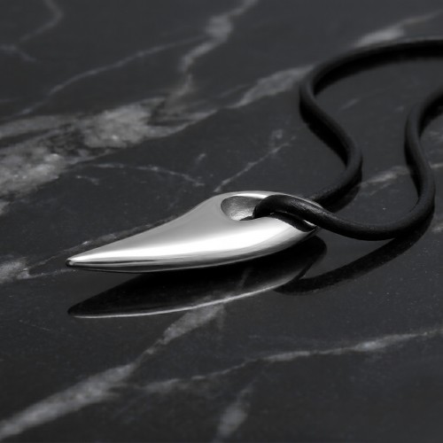 Zawieszka stalowa w kształcie kła.