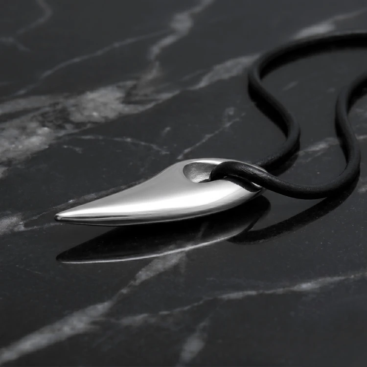 Zawieszka stalowa w kształcie kła.