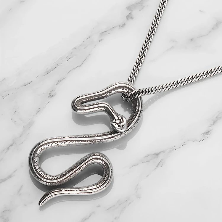 Wisiorek stalowy w kształcie węża