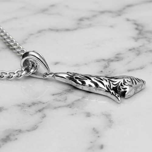 Stalowa zawieszka z motywem wyjącego wilka