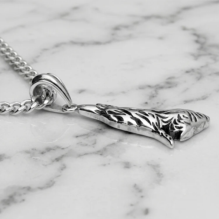 Stalowa zawieszka z motywem wyjącego wilka