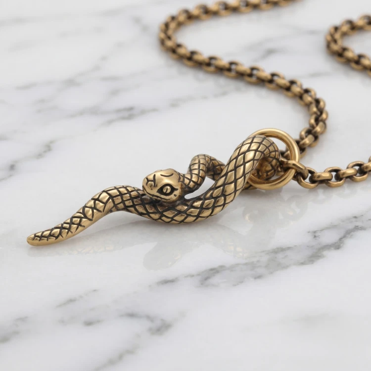 Złota zawieszka ze stali w kształcie wijącego się węża
