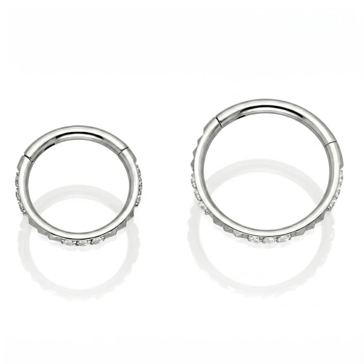 Tytanowy clicker z cyrkoniami i geometrycznym reliefem