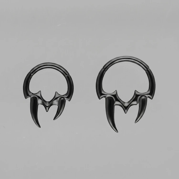 Czarny tytanowy clicker z motywem kłów