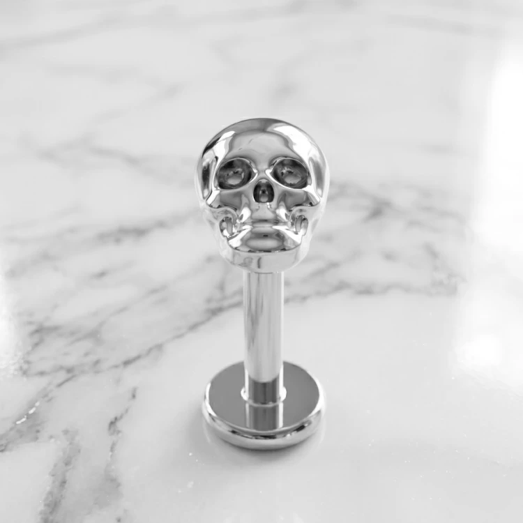 Labret tytanowy z czaszką