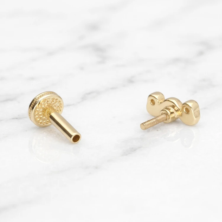 Labret ze złota 14K w formie fali z trzema cyrkoniami