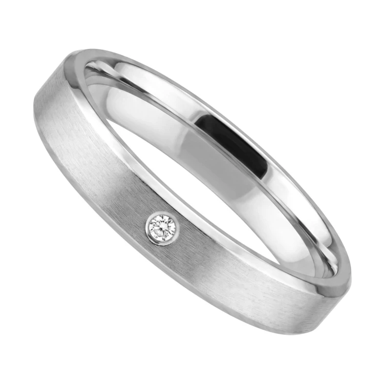 Obrączka stalowa z fasetowanym brzegiem i cyrkonią
