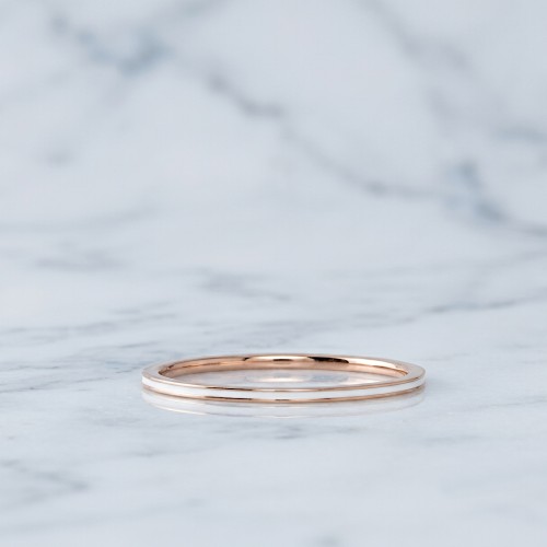 Cienka obrączka stalowa rose gold z emaliowanym białym pasem