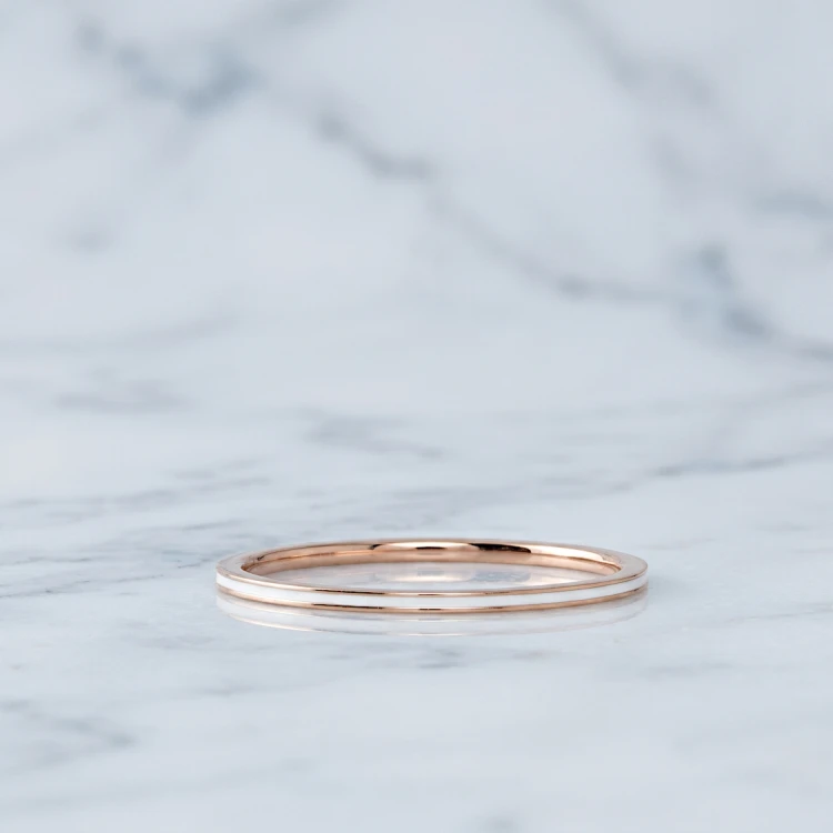 Cienka obrączka stalowa rose gold z emaliowanym białym pasem